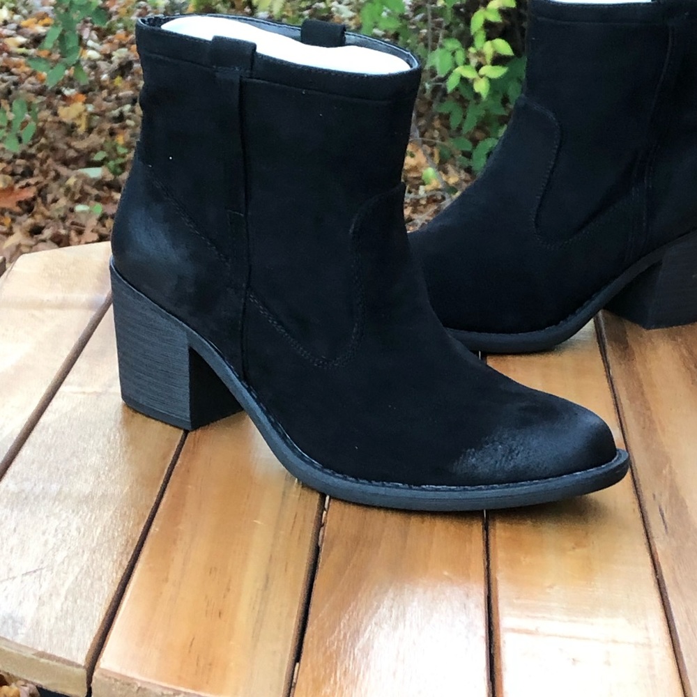 Qupid☀️Distressed black vegan suede booties